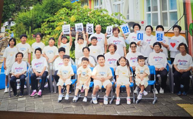 지난해 운동회를 마치고 기념촬영 하고 있는 증산초등학교 학생들 사진증산초등학교 발전위원회