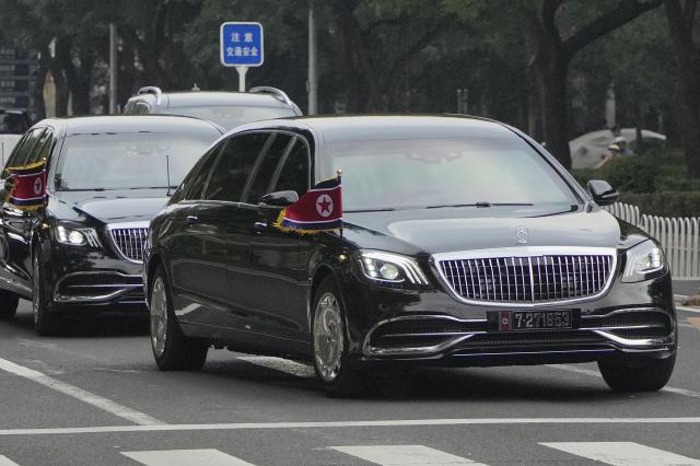 김정은 북한 국무위원장이 중국 전승절 열병식 참석차 중국 베이징을 찾았다 지난 2일 인공기를 단 차량 행렬이 베이징 시내를 지나고 있다 사진연합뉴스