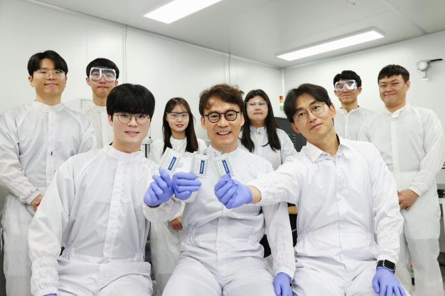 앞줄 왼쪽부터 생명화학공학과 권혁진 박사과정 김희탁 교수 기계공학과 김성수 교수사진KAIST