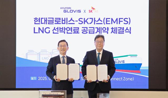 이규복 현대글로비스 대표이사오른쪽와 윤병석 SK가스 대표이사가 지난 3일 경기도 성남 SK가스 본사에서 열린 LNG 선박연료 공급계약 체결식에서 기념촬영을 하고 있다 사진현대글로비스