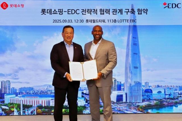 일 서울 송파구 롯데월드타워에서 김상현 롯데 유통군 총괄대표 부회장사진 왼쪽과 조지 모니즈 EDC 아시아태〮평양 총괄대표가 롯데쇼핑-EDC 전략적 협력 관계 구축 협약을 체결하고 기념사진을 촬영했다 사진롯데쇼핑