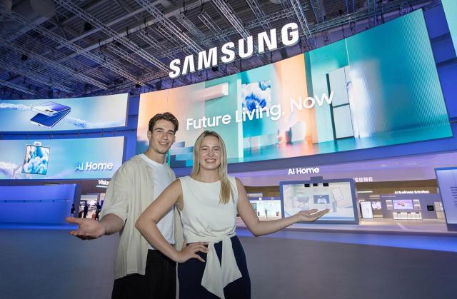 오는 59일현지시간 IFA 2025가 열리는 독일 베를린 메세 베를린Messe Berlin의 시티큐브 베를린City Cube Berlin에 위치한 삼성전자 전시관 입구에서 삼성전자 모델이 전시 주제인 AI 홈 미래 일상을 현실로AI Home - Future Living Now를 소개하고 있다 사진삼성전자