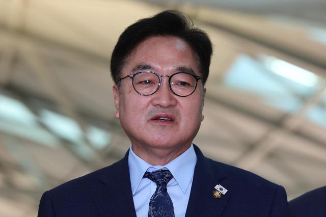 우원식 국회의장이 지난 2일 중국 베이징에서 열리는 항일전쟁 및 세계 반파시스트 전쟁 승전전승절 80주년 열병식에 참석하기 위해 인천국제공항 제1여객터미널로 출국하기 전 취재진에 입장을 밝히고 있다 사진연합뉴스