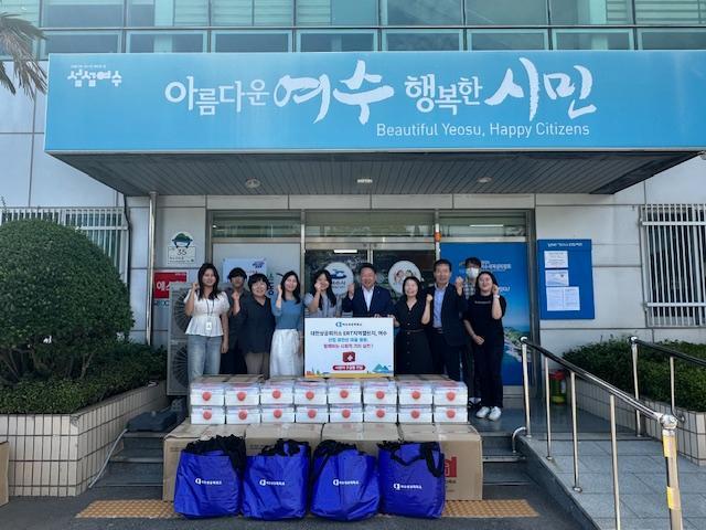 지난 2일 여수상의는 여수시 주삼동 행정복지센터를 찾아 소외계층을 위한 구급함 160개를 전달했다 사진여수시