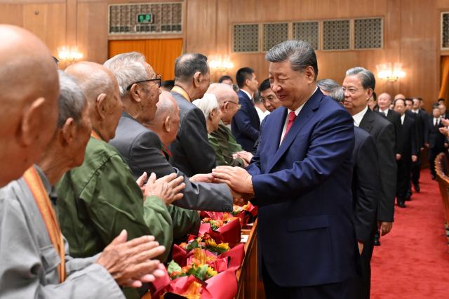 시진핑 중국 국가주서기 3일 베이징 인민대회당에서 열린 중국 전승절 80주년 만찬장에서 2차 세계대전 생존 용사들과 차롈 악수하고 있다 사진신화연합뉴스