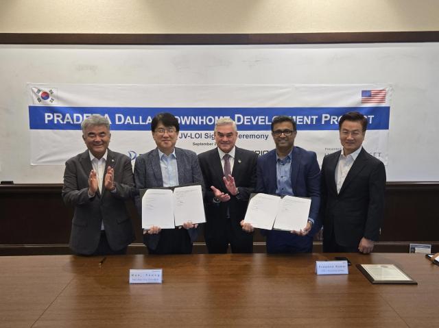 대우건설이 텍사스주 Prosper 시청에서 Orion RE Capital과 Prosper 개발사업 협력 MOU를 체결하고 있다 사진 왼쪽부터 정원주 대우건설 회장 한승 대우건설 해외사업단장 데이비드 브리스톨 David F Bristol Prosper 시장 프라사나 쿠마르Prassana Kumar Orion RE Capital CEO 전유훈 한강에셋자산운용 총괄대표 사진대우건설