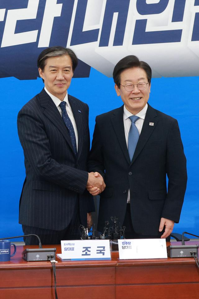 이재명 더불어민주당 대표오른쪽가 21일 오후 서울 여의도 국회에서 조국 조국혁신당 대표를 예방하고 있다 20240821사진유대길 기자 dbeorlf123ajunewscom