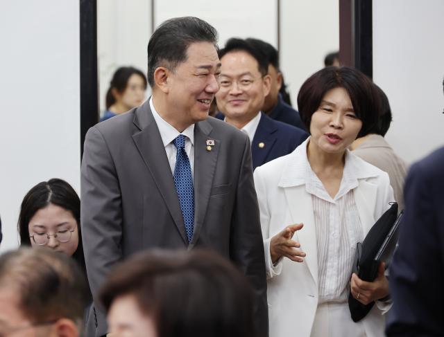 더불어민주당 김병기 원내대표와 한정애 정책위의장이 4일 국회에서 열린 정책조정회의에 참석하고 있다사진연합뉴스