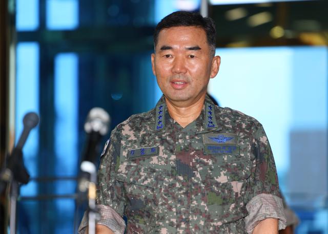 진영승 합참의장 후보자가 4일 서울 용산구 국방부 육군회관에 마련된 인사청문회 준비사무실로 첫 출근하며 취재진 질문에 답하고 있다 사진연합뉴스