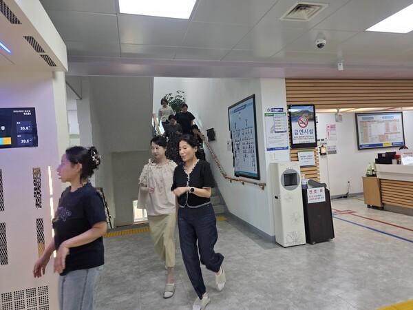 화순보건소 직원들이 화재가 난 것을 가정해 대피하고 있다 사진화순군