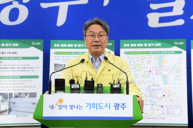 강기정 광주시장이 4일 시청에서 시민생활안정 관련 브리핑을 하고 있다사진광주시