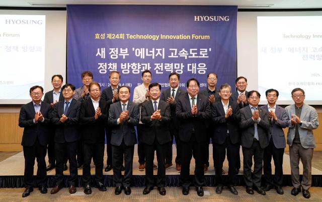 4일 서울 영등포구 FKI 타워에서 열린 효성중공업의 기술 혁신 포럼에 전력업계 전문가들이 참석해 기념사진을 촬영했다 앞줄 좌측부터 권기영 효성중공업 전무 이원용 산업통상자원 RD 전략기획단 MD 요코타 타케시 효성중공업 전력PU장 정철 한국경제인연합회 한국경제연구원 원장 우태희 효성중공업 대표 이승재 한국에너지기술평가원 원장 김석주 전기연구원 부원장 심은보 한국전력 전력연구원 원장 장재원 한국스마트그리드협회 부회장 박종배 건국대학교 교수 사진효성중공업
