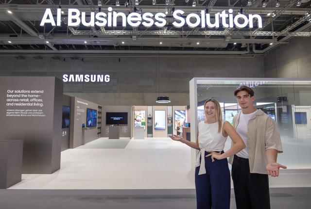 오는 59일현지시간동안 열리는 IFA 2025 삼성전자 전시관에서 삼성전자 모델이 AI 비즈니스 솔루션 존을 소개하고 있다 사진삼성전자

