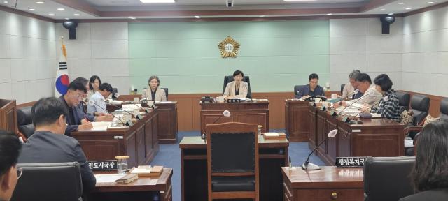 동해시의회가 4일 제355회 임시회 제4차 예산결산특별위원회를 개최하고 있다 사진동해시의회