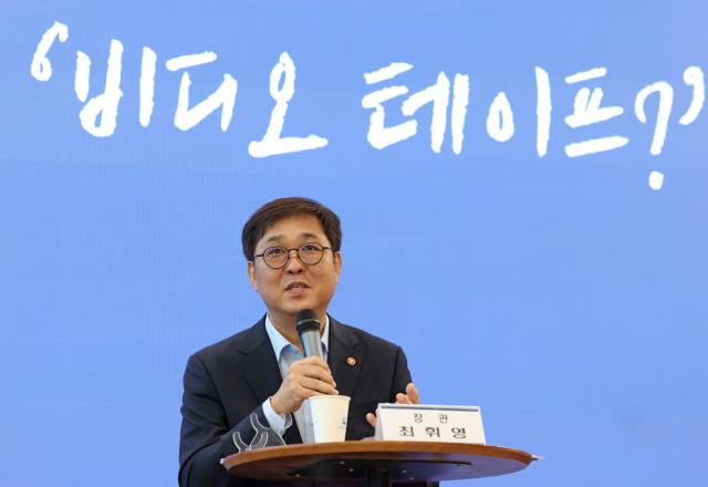 최휘영 문화체육관광부 장관이 4일 서울 서대문구 모두예술극장 모두라운지에서 취임 한 달을 계기로 출입기자 간담회를 갖고 문체부 정책설명을 하고 있다 사진문체부