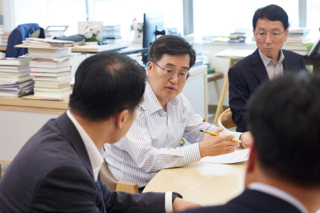 3일 오후 경기도청 집무실에서 김동연 경기도지사가 ‘근로감독권 실행 전략 점검회의’를 주재하고 있다 사진경기도