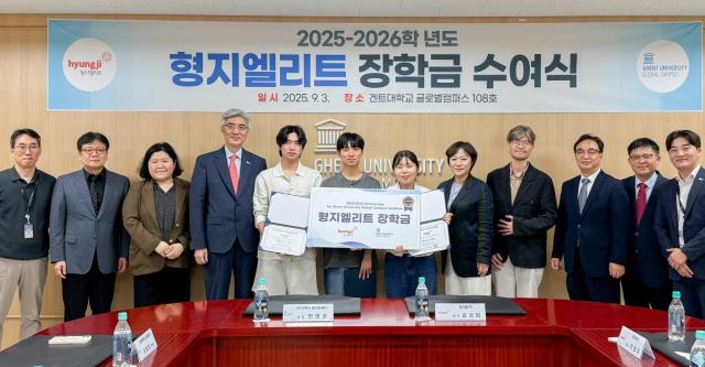3일 인천 송도동 겐트대 글로벌캠퍼스에 열린 형지엘리트 장학금 수여식에서 김지미 패션그룹형지 전무오른쪽 5번째와 한태준 겐트대 글로벌캠퍼스 총장왼쪽 4째이 장학생들에게 장학증서를 전달하고 있다 사진형지엘리트