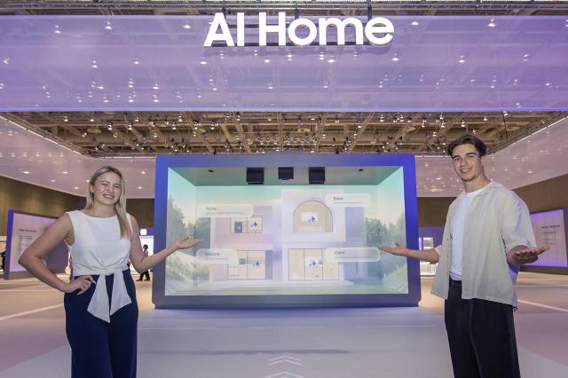 오는 5일부터 9일현지시간 IFA 2025가 열리는 독일 베를린 메세 베를린Messe Berlin의 시티큐브 베를린City Cube Berlin에 위치한 삼성전자 전시관에서 삼성전자 모델이 AI 홈 리빙 존을 소개하고 있다 사진삼성전자