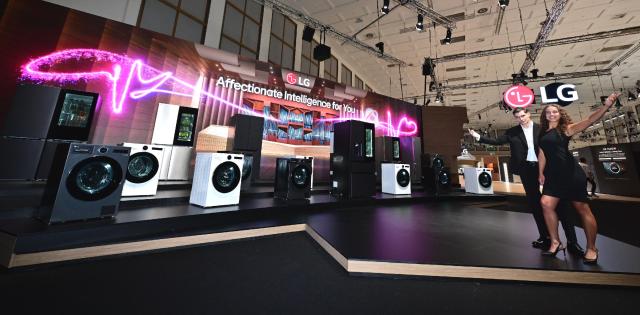 LG전자는 IFA 2025 전시관 입구에 AI홈 허브 씽큐 온의 지휘 아래 다양한 가전들이 서로 연결되며 고객의 일상을 업그레이드 하는 LG AI홈을 형상화한 LG AI 가전의 오케스트라 연출 공간을 마련했다 사진LG전자