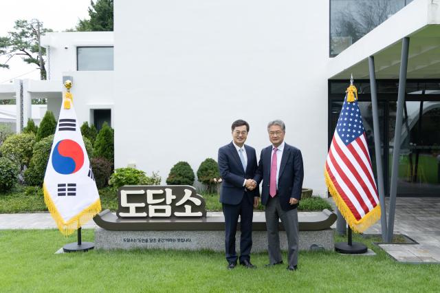 4일 오후 도담소에서 김동연 경기도지사조셉 윤Joseph Yun 주한 미국 대사대리가 기념촬영을 하고 있다 사진경기도