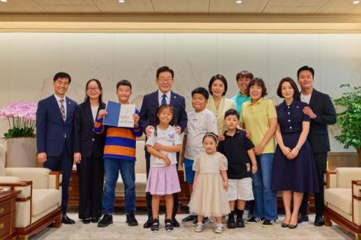 李在明迎接儿童嘉宾