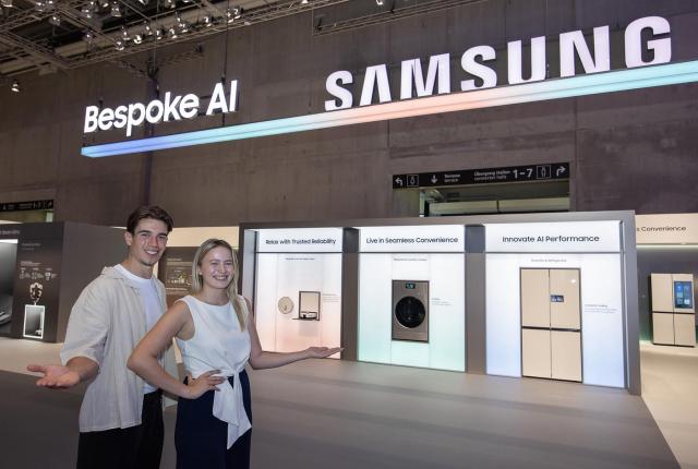 오는 5일부터 9일현지시간 IFA 2025가 열리는 독일 베를린 메세 베를린Messe Berlin의 시티큐브 베를린City Cube Berlin에 위치한 삼성전자 전시관에서 삼성전자 모델이 비스포크 AI를 소개하고 있다 사진삼성전자