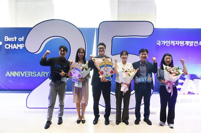 경과원이 4일 용산 드래곤시티에서 열린 ‘2025 Best of CHAMP’에서 지역산업맞춤형 공동훈련센터 부문 장관상을 수상했다 사진경과원