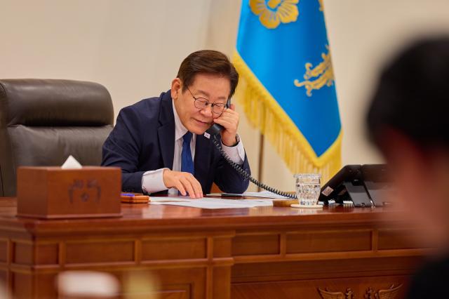 이재명 대통령이 4일 용산 대통령실에서 오흐나 후렐수흐 몽골 대통령과 전화 통화를 하고 있다 사진연합뉴스