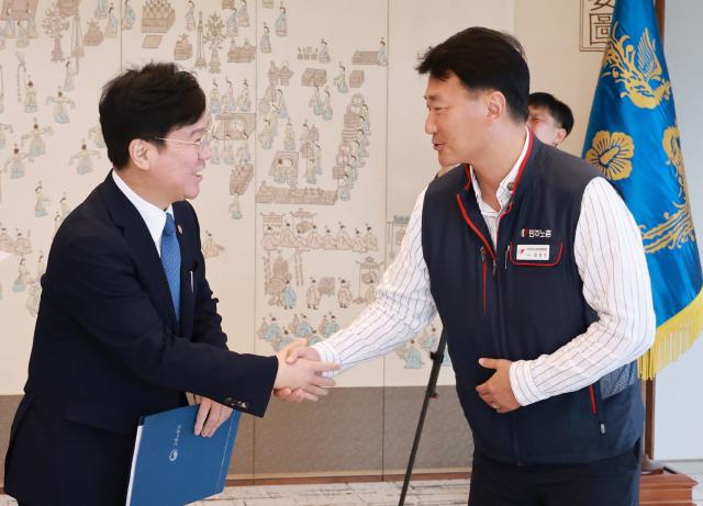 김영훈 고용노동부 장관이 4일 서울 용산 대통령실 청사에서 이재명 대통령 주재로 열린 양대노총 위원장과의 오찬 간담회에 참석해 양경수 민주노총 위원장과 인사하고 있다사진연합뉴스