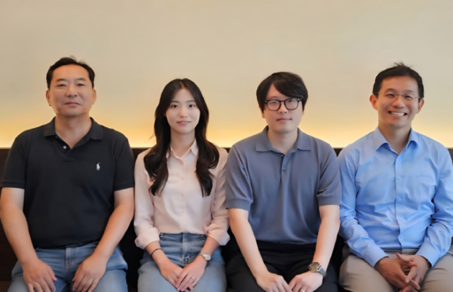 왼쪽부터 김영근 고려대 교수 제 1저자인 정은진 연구원·전유상 박사 남기태 서울대 교수사진과기정통부