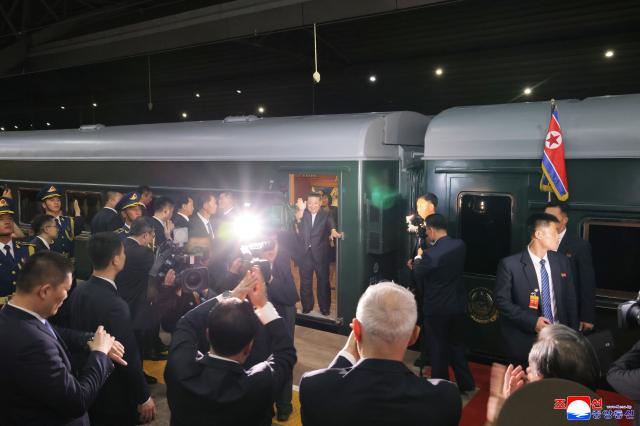 전승절 80주년 열병식 참석을 위해 중국을 방문한 김정은 북한 국무위원장이 4일 오후 시진핑 중국 국가주석과 양자회담 후 전용열차로 베이징을 출발했다고 조선중앙통신이 5일 보도했다 사진연합뉴스