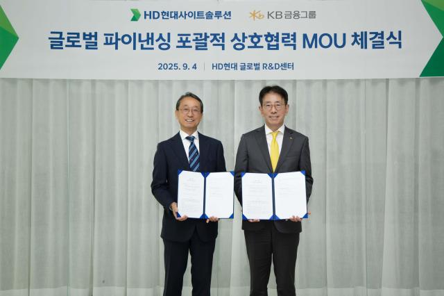 지난 4일 HD현대 글로벌RD센터에서 진행된 업무협약식에서 KB금융지주 이재근 글로벌사업부문장오른쪽과 HD현대사이트솔루션 조영철 사장과 기념 촬영을 하고 있다 사진KB금융그룹