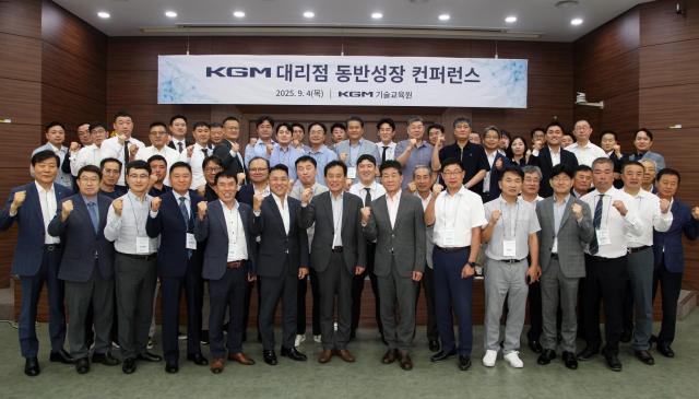 황기영 KGM 대표이사앞줄 왼쪽에서 여덟 번째 및 대리점 대표 등 행사 참가자들이 동반성장 결의를 다지며 기념촬영을 하고 있다 사진KGM