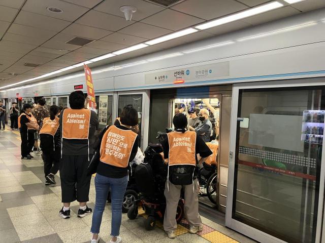 전장연 시위 현장 사진연합뉴스