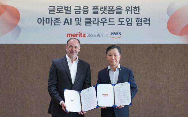 4일 하이메 발레스 AWS 아시아·태평양·일본 총괄 부사장왼쪽과 메리츠증권 장원재 대표이사오른쪽가 메리츠증권 본사에서 열린 협약식에서 기념사진을 촬영하고 있다 사진메리츠증권