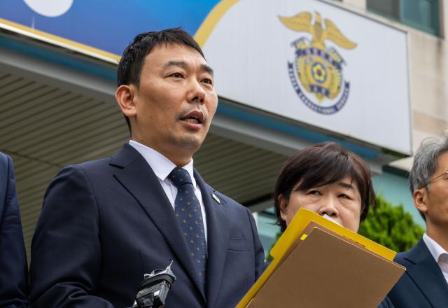 국회 법사위 소속 더불어민주당 김용민 간사가 1일 경기도 의왕시 서울구치소에서 열린 현장검증을 마치고 브리핑을 하고 있다 사진연합뉴스