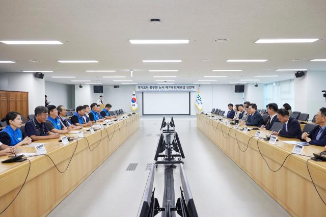 5일 오전 경기도청 율곡홀에서 열린 경기도청 제7차 단체교섭 상견례에서 김동연 경기도지사가 인사말을 하고 있다 사진경기도
