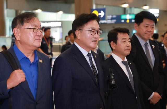 중국 순방을 마친 우원식 국회의장이 5일 인천국제공항을 통해 귀국 기자들의 질문에 답하고 있다 사진연합뉴스