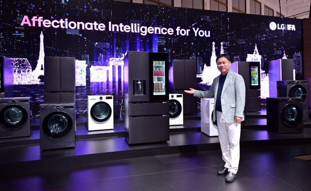 류재철 LG전자 HS사업본부장이 IFA 2025 LG전자 부스에서 ‘LG AI홈’을 설명하고 있다 사진LG전자