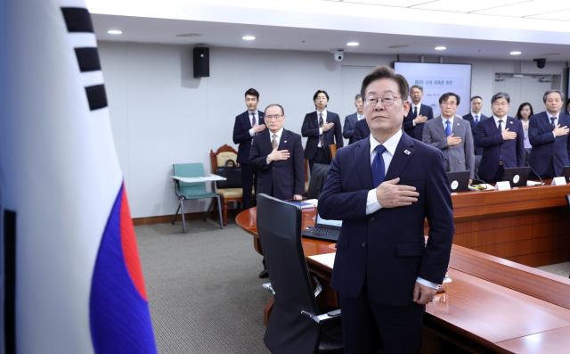 이재명 대통령이 4일 서울 용산 대통령실 청사에서 열린 9차 수석·보좌관 회의에서 국기에 경례하고 있다 사진연합뉴스