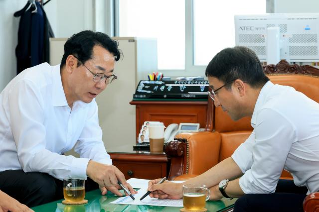정명근 화성특례시장사진 왼쪽이 4일 한병도 국회 예결위원장을 만나 9개 국비사업의 2026년도 예산안 반영을 요청하고 있다 사진화성시