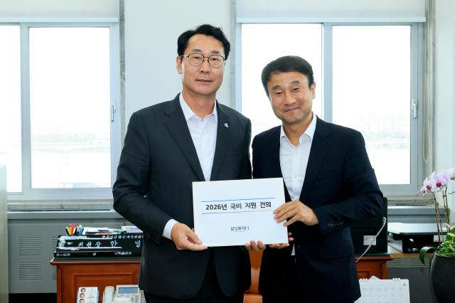정명근 화성특례시장사진 왼쪽이 4일 한병도 국회 예결위원장을 만나 9개 국비사업의 2026년도 예산안 반영을 요청했다 사진화성시