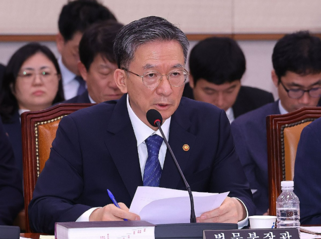 정성호 법무부 장관이 지난 4일 서울 여의도 국회에서 열린 법제사법위원회 전체회의에 참석해 의원 질의에 답변하고 있다 사진연합뉴스