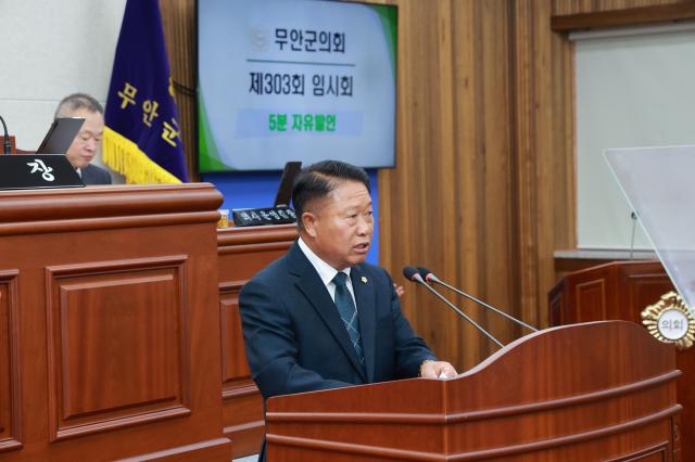 무안군의회가  제303회 임시회에서 지역 환경 갈등과 유해시설 문제에 대해 강력한 대응을 촉구하는 목소리를 내는 가운데 박쌍배 의원이 5분 자유 발언을 하고 있다사진김옥현 기자