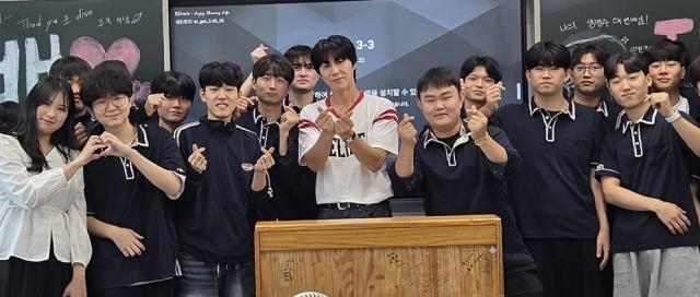 유노윤호가 4일 모교인 광주 광일고등학교를 찾아 후배들과 기념사진을 찍고 았다사진광주시교육청