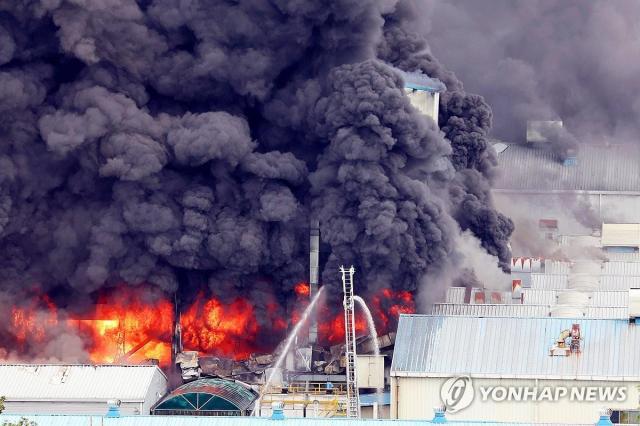 금호타이어 광주공장이 불타고 있는 모습 복구 작업 끝에 오는 10월부터 다시 가동하기로 했다 사진연합뉴스