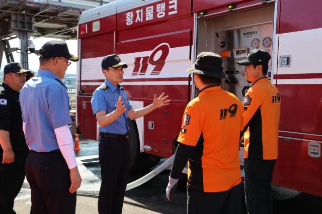 강릉급수 현장 점검 중인 김성종 동해해경청장가운데 사진동해해경청