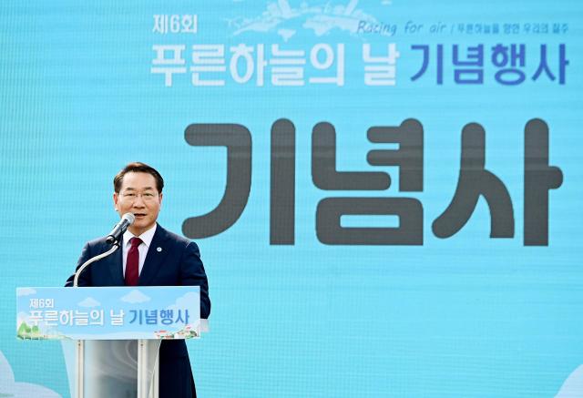 유정복 인천광역시장이 5일 시청 애뜰광장에서 열린 제6회 푸른하늘의 날 기념행사에서 기념사를 하고 있다 사진인천시