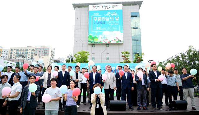 유정복 인천광역시장이 5일 시청 애뜰광장에서 열린 제6회 푸른하늘의 날 기념행사에서 참석자들과 퍼포먼스를 하고 있다 사진인천시