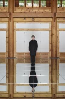 거울로 채운 바닥…미러를 걸으며, 정체성 되돌아보길 